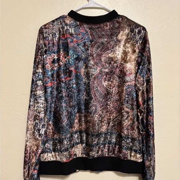 Luxurious Black and Brown Bomber Jacket with Ribbed Details - Picture 8 of 8